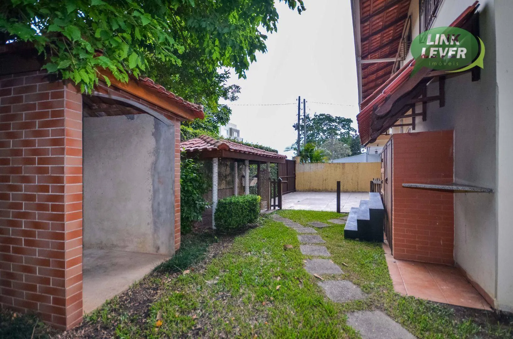 164 m² house with a fireplace and a grill on the balcony — photo 64