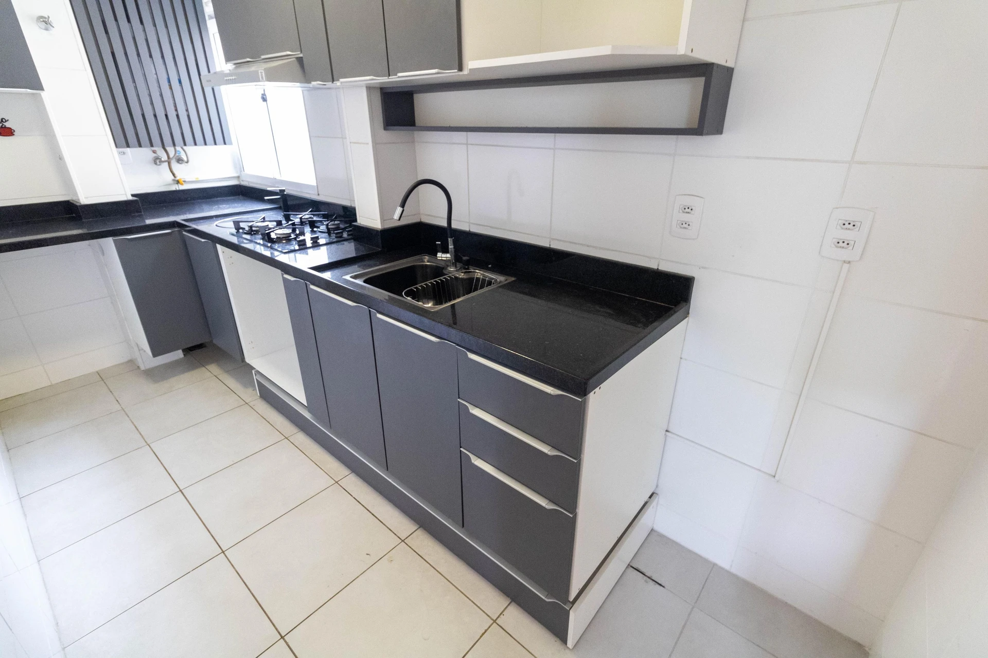 2-bedroom apartment in a building with a gym — photo 4