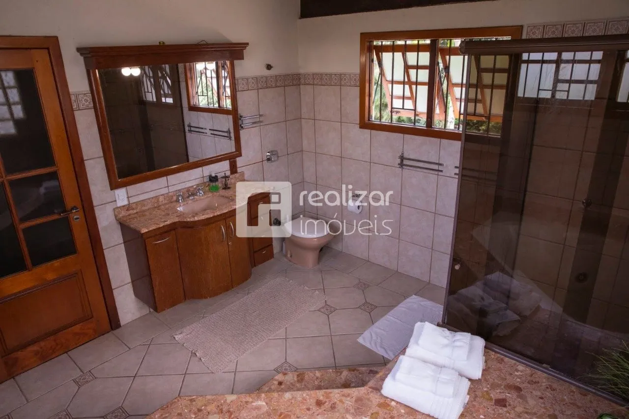 4-bedroom house with a bathtub in Florianópolis — photo 10