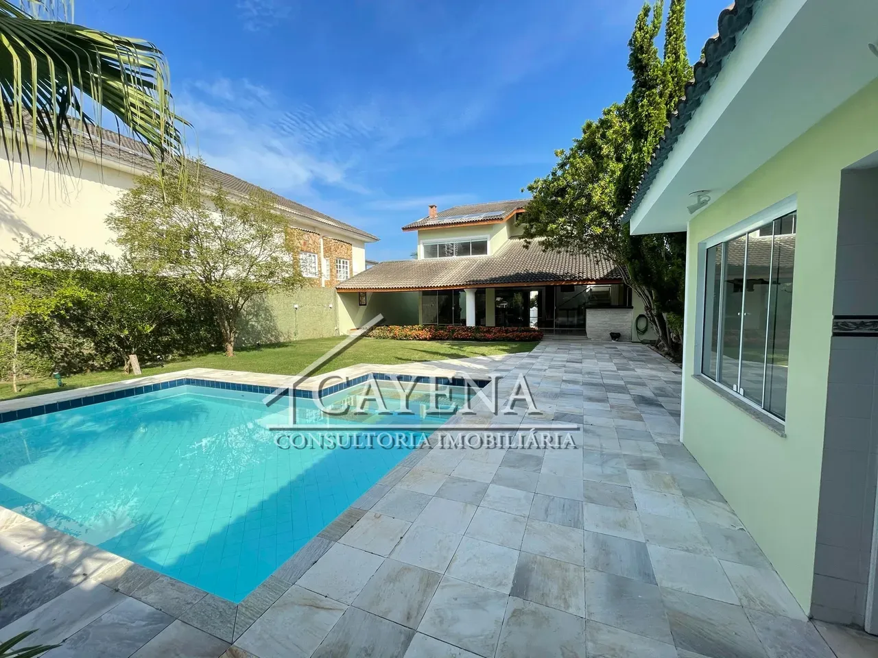 4 quartos e banheira: casa de 650 m² — photo 12
