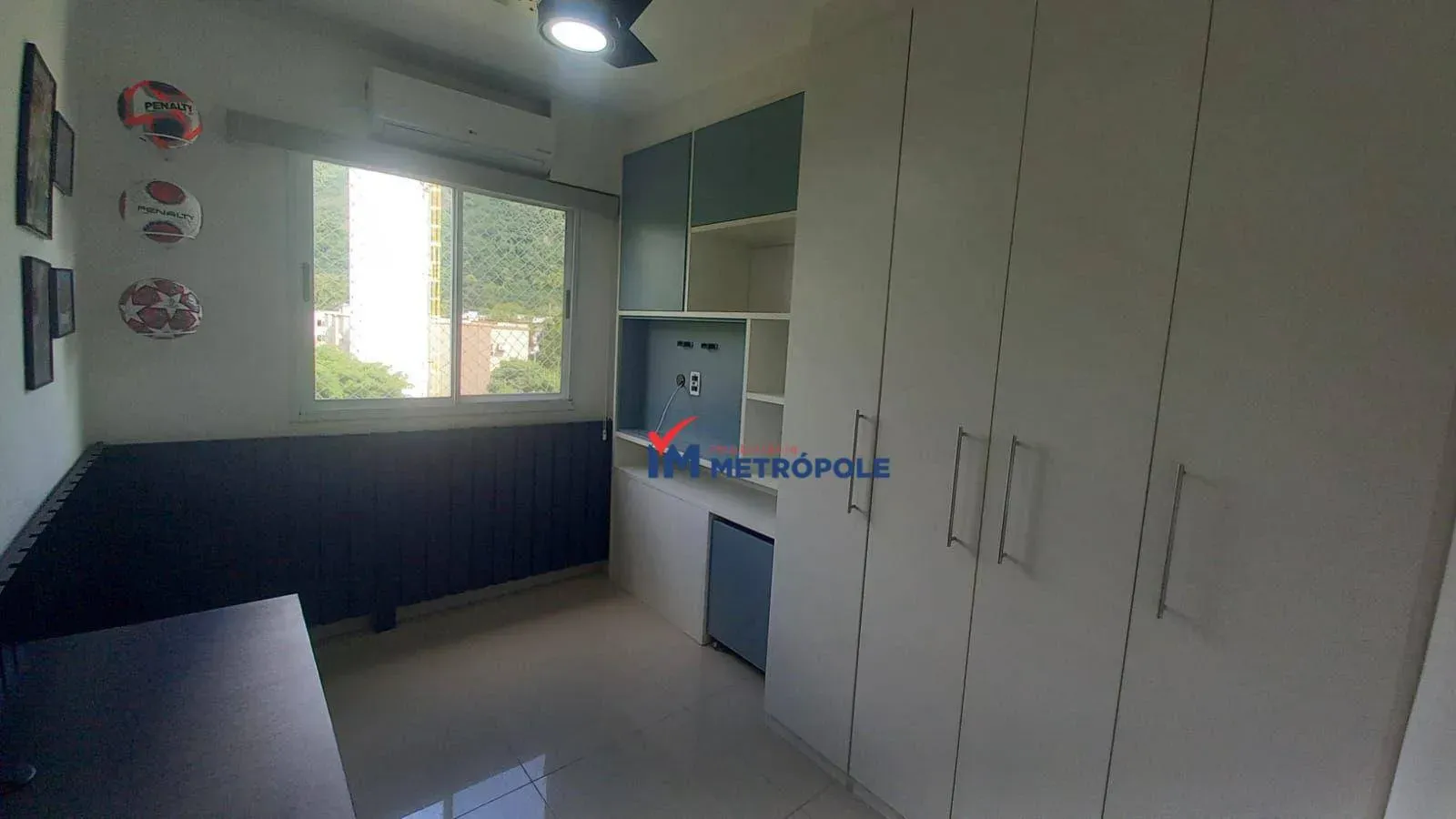 Balcony with a grill in a 4-bedroom apartment, 234 m² — photo 17