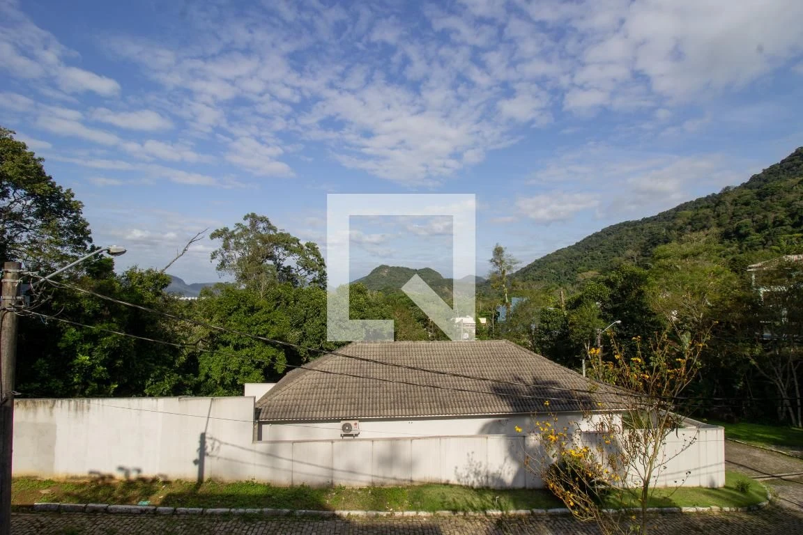 4-bedroom house with a bathtub in Rio de Janeiro — photo 59