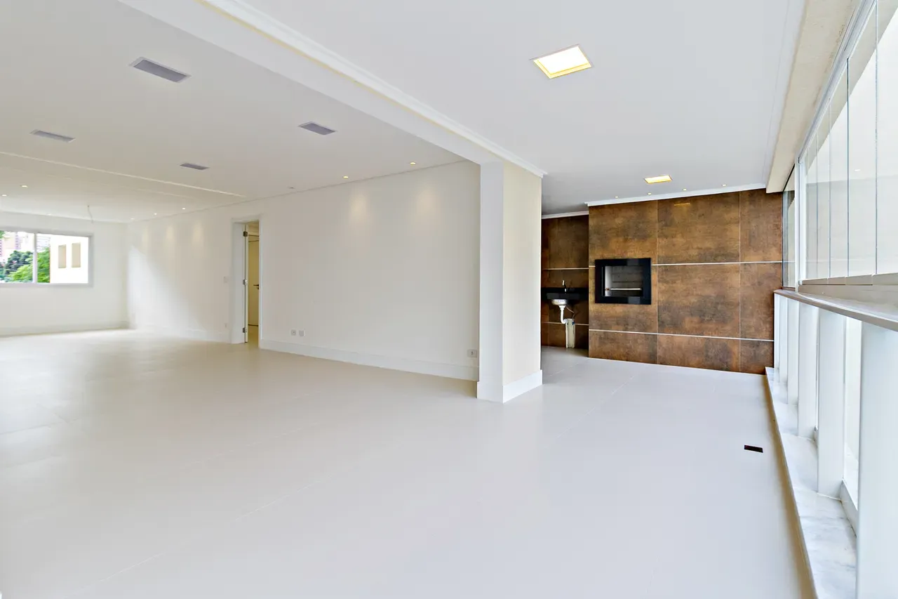 Balcony with a grill in a 4-bedroom apartment, 158 m² — photo 4