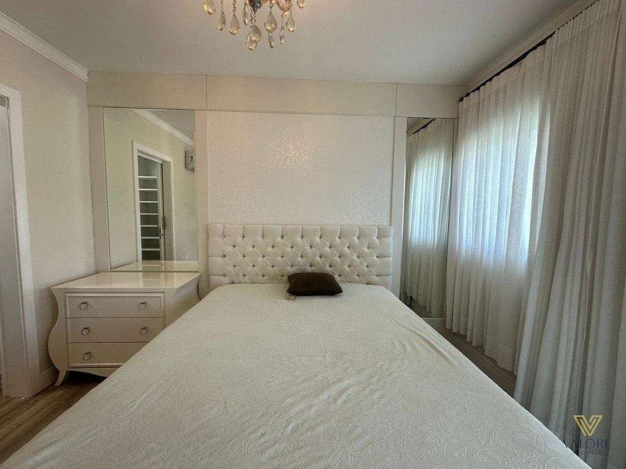 Walk-in closet in a 3-bedroom apartment, 227 m² — photo 25