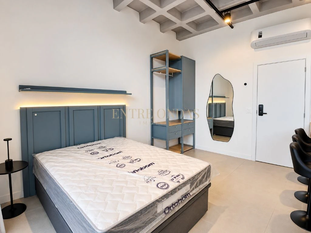 One-bedroom apartment with floor-to-ceiling windows — photo 4