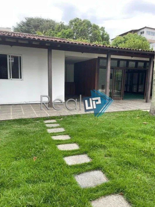 1083 m² house with 5 en-suite bedrooms and 9 parking — photo 12