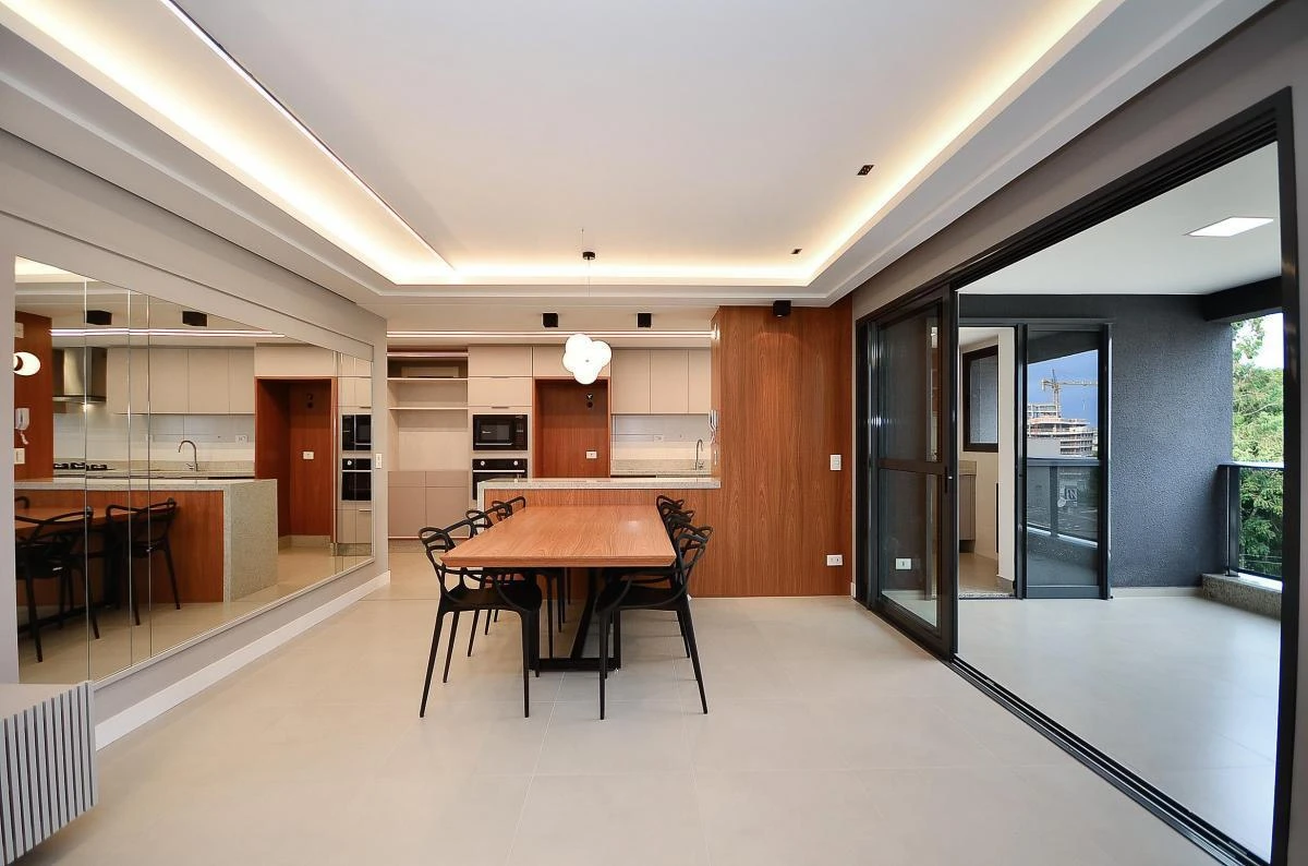 Balcony with a grill in a 3-bedroom apartment, 108 m²