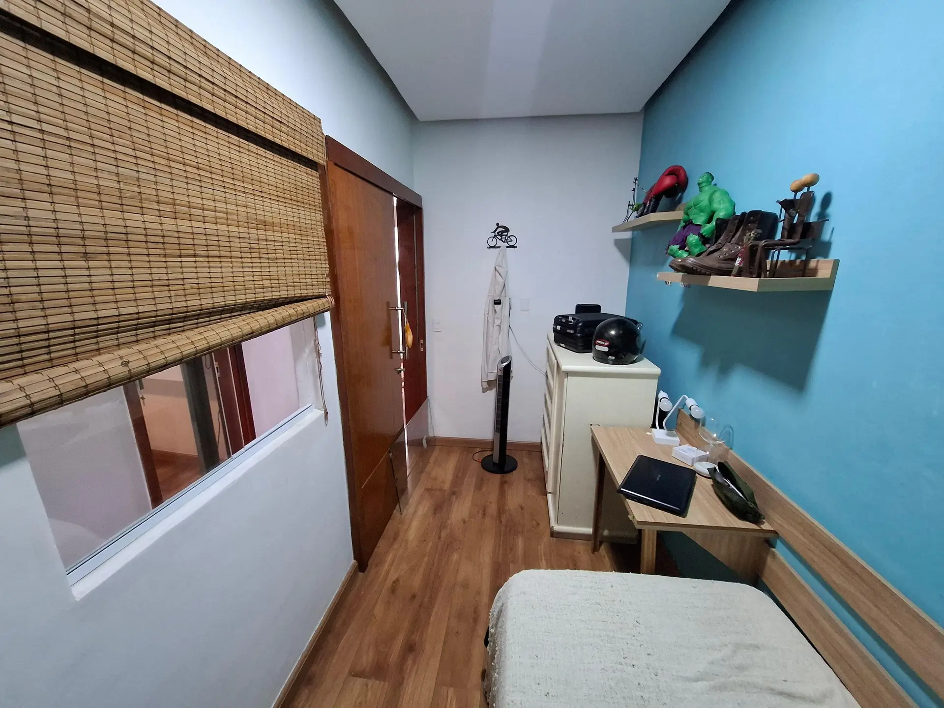 Balcony with a grill in a 2-bedroom apartment, 90 m² — photo 13