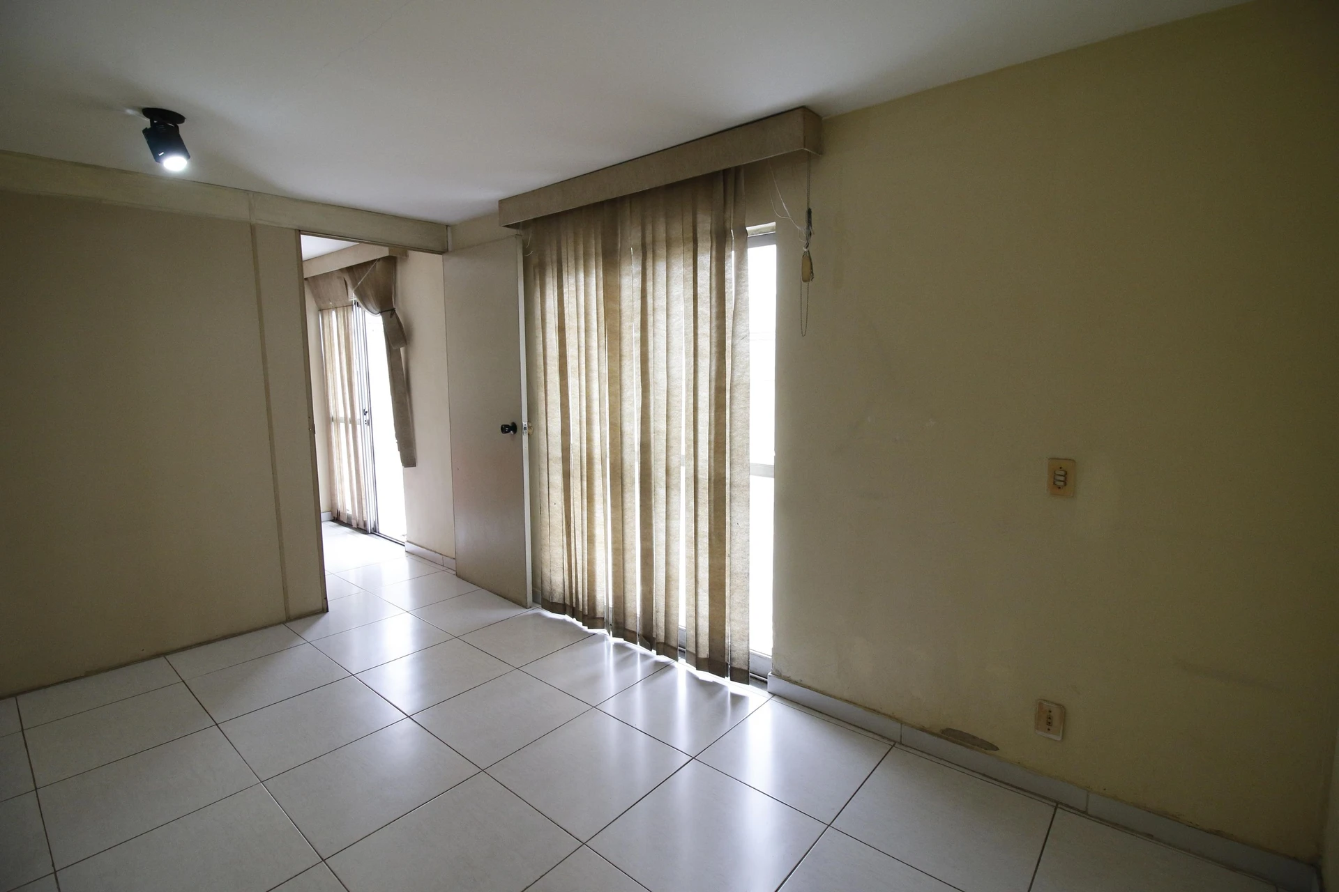 Balcony with a grill in a 3-bedroom apartment, 128 m² — photo 43