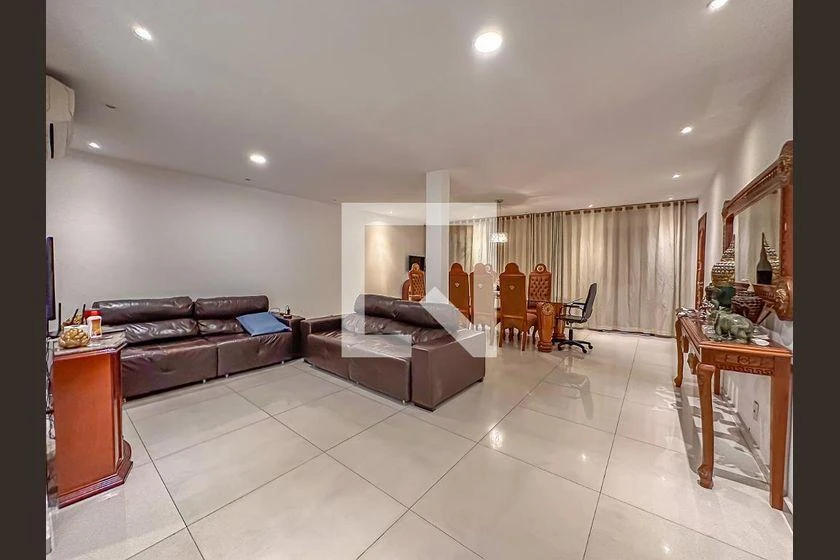 Casa mobiliada com 3 quartos e 810 m²