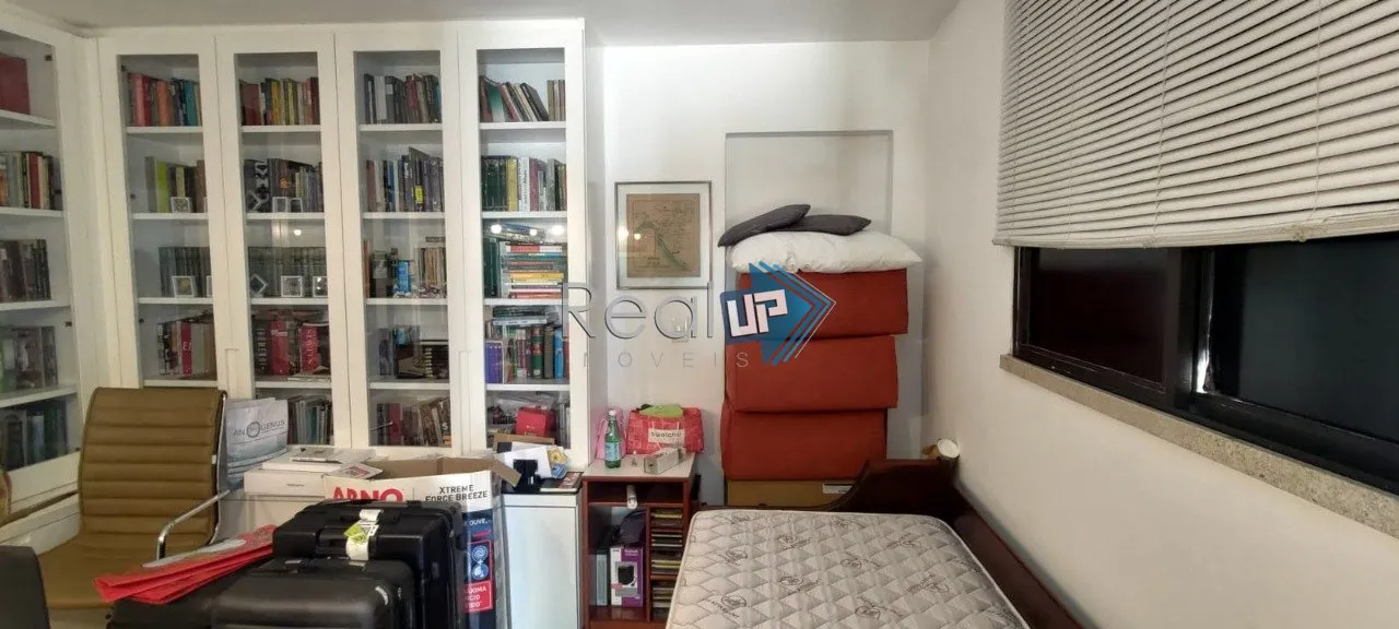 Unfurnished apartment with 3 bedrooms and a glazed balcony — photo 31