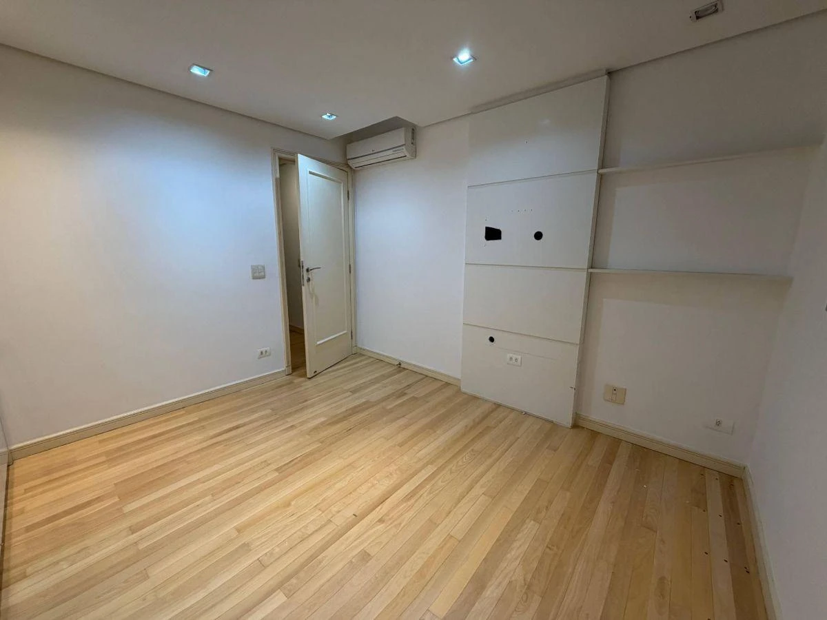 4-bedroom house with a bathtub — photo 13