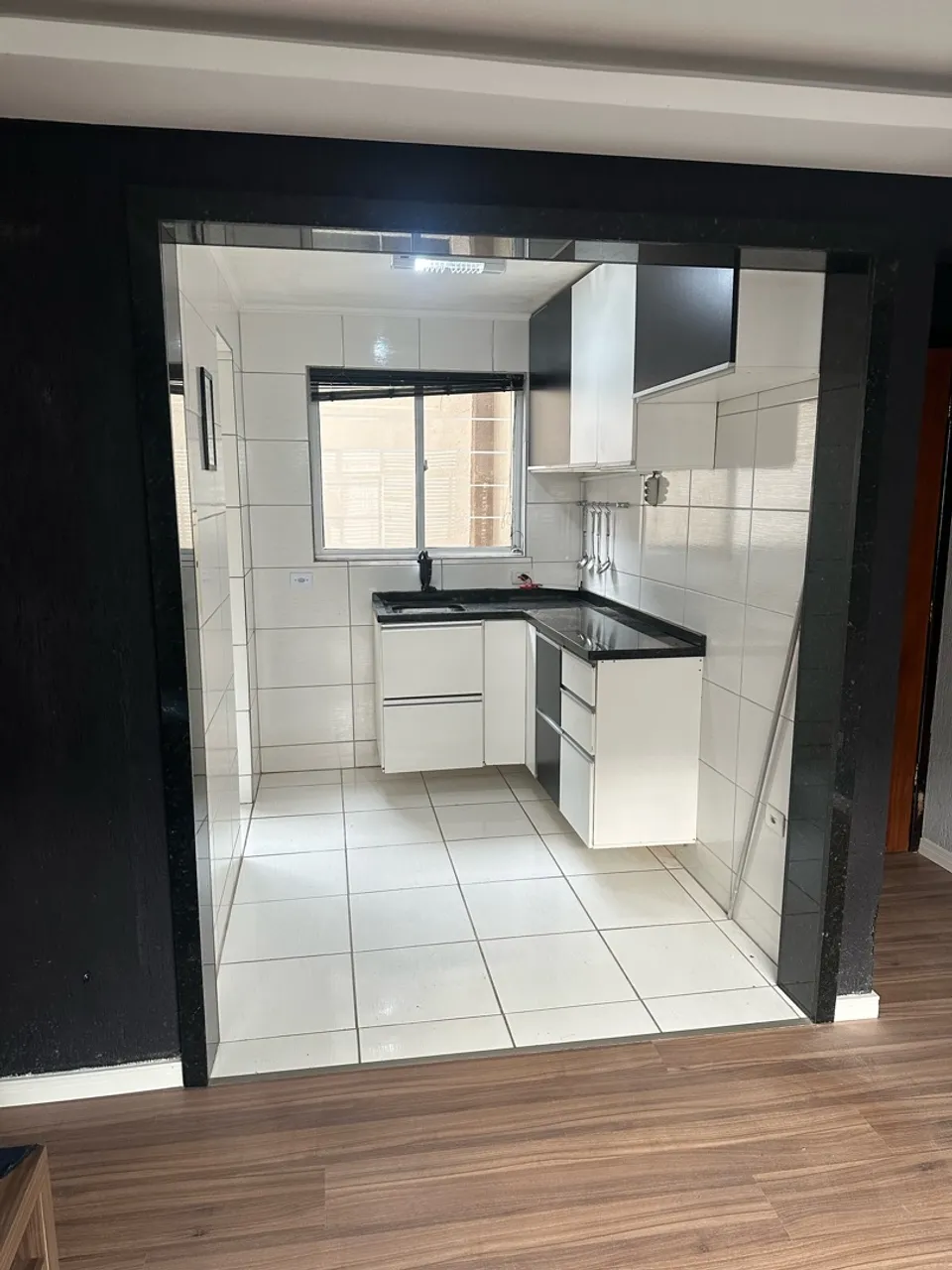 2-bedroom apartment with wood or laminate floors in Curitiba — photo 2