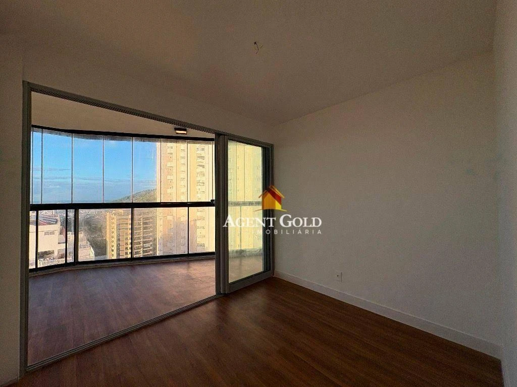 Glass-enclosed balcony in a 3-bedroom apartment, 121 m² — photo 15