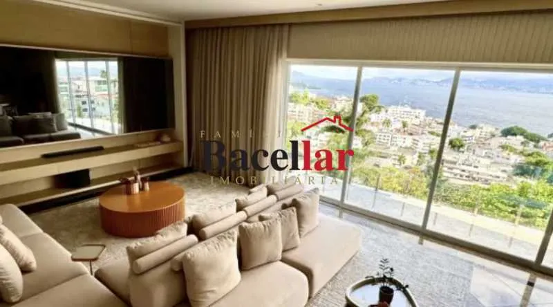 Floor-to-ceiling windows in a 5-bedroom house, 768 m²