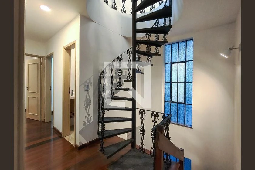 House with 5 en-suite bedrooms, 285 m² and parking — photo 7