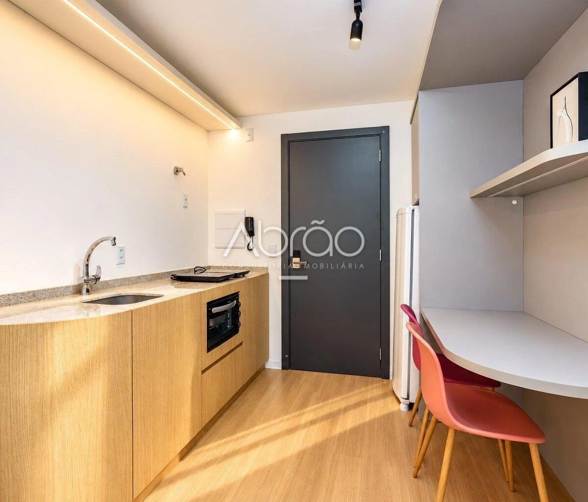 Studio mobiliado, 28 m², com janelas do piso ao teto — photo 3