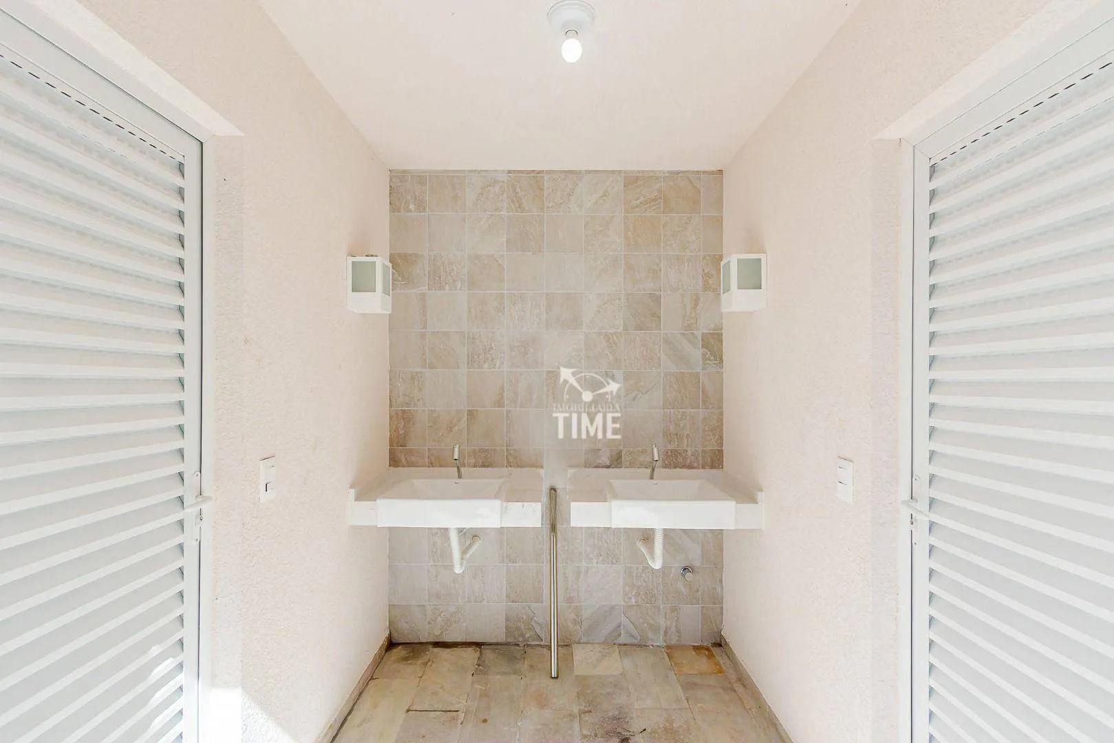 Balcony with a grill in a 3-bedroom apartment, 107 m² — photo 47