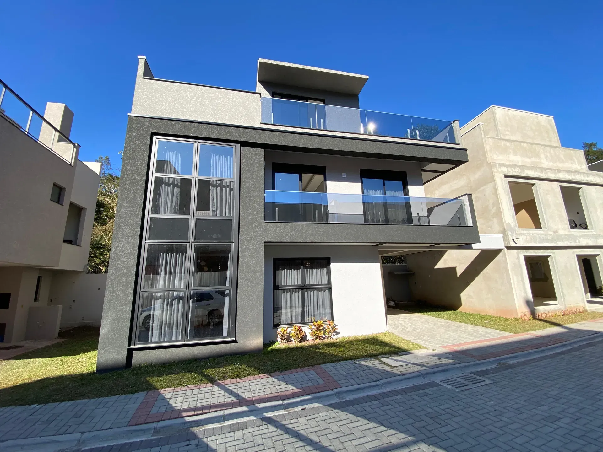 House in a gated community with 3 bedrooms and 5 baths — photo 2