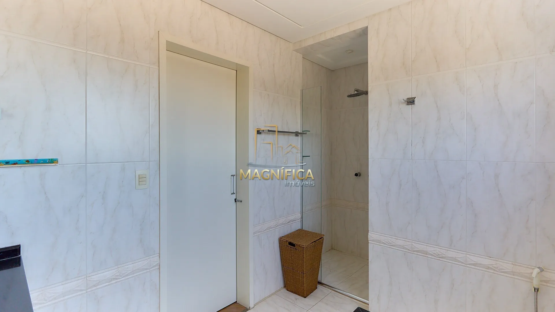 House with 4 bedrooms and 3 en-suite suites, 4 parking spaces — photo 41