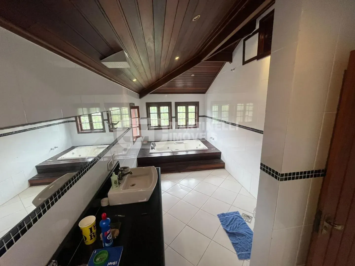 House with 5 bedrooms, all suites, plus shared pool — photo 36