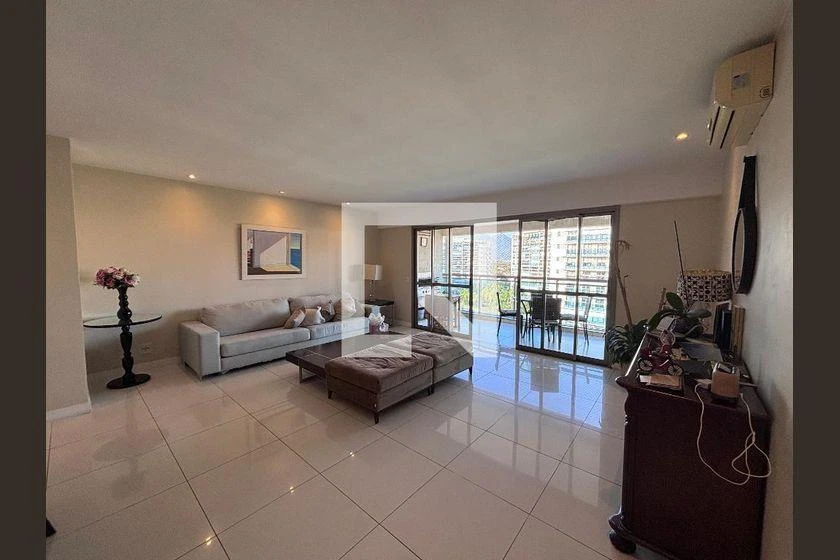 206 m² apartment with 4 en-suite bedrooms and glass balcony — photo 15