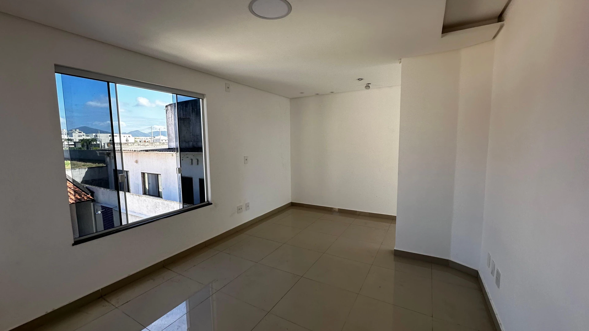 Casa com 4 quartos e 3 suítes, 2 vagas de garagem — photo 17