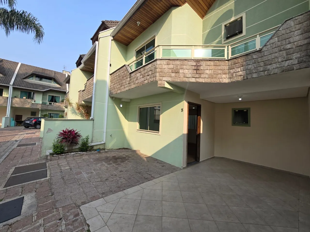 4-bedroom house with wood or laminate floors in Curitiba — photo 4