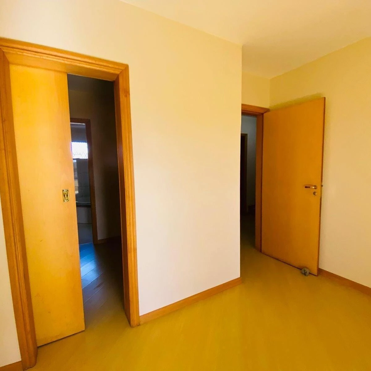 3-bedroom house with a glass-enclosed balcony in Curitiba — photo 25