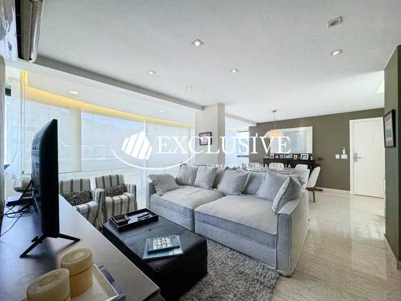 3-bedroom apartment in a building with a pool — photo 16