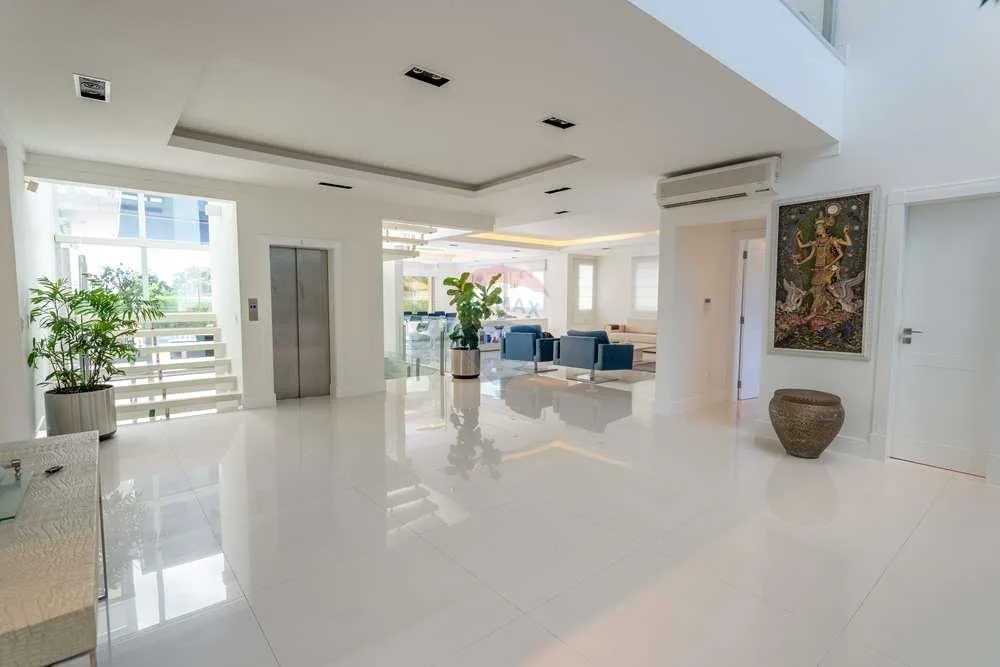House with 7 en-suite bedrooms and balcony — photo 33