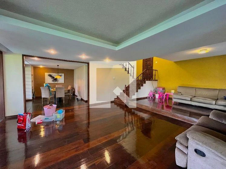 Furnished house, 350 m², with a glass-enclosed balcony