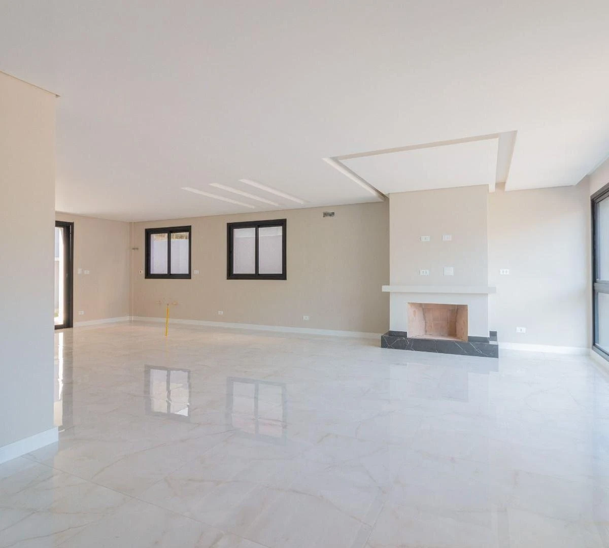 Modern house with 4 en-suite bedrooms and 6 parking spots — photo 24
