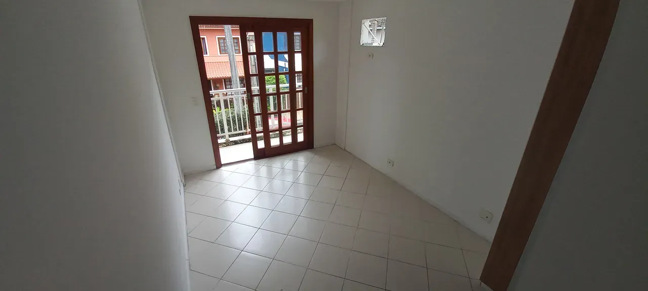 Unfurnished house with a closed kitchen and gas stove — photo 9