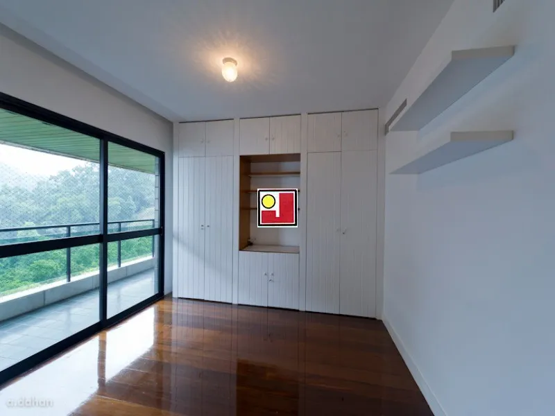 4-bedroom apartment with a glass-enclosed balcony — photo 22