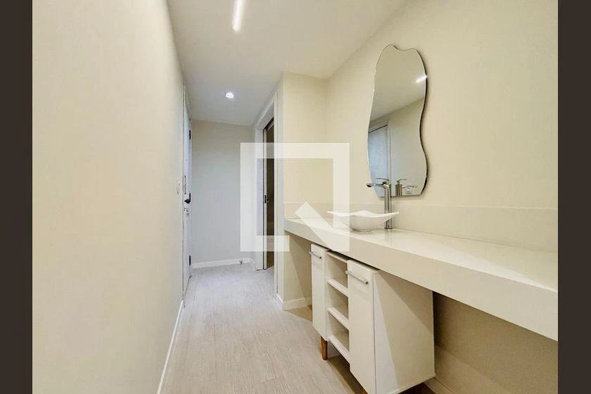 Walk-in closet in a 3-bedroom apartment, 120 m² — photo 36