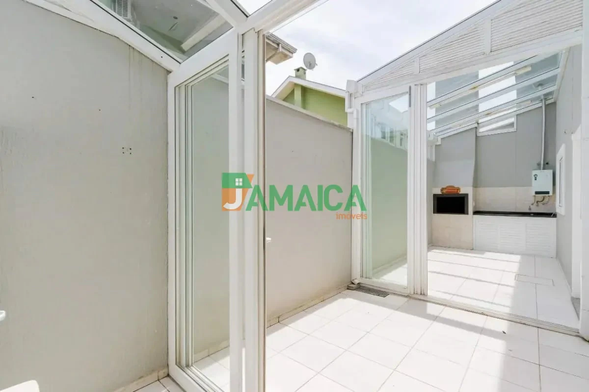 140 m² house with a home office and a walk-in closet — photo 3