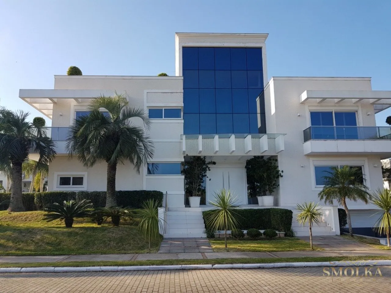 Casa mobiliada com 5 quartos e cozinha aberta