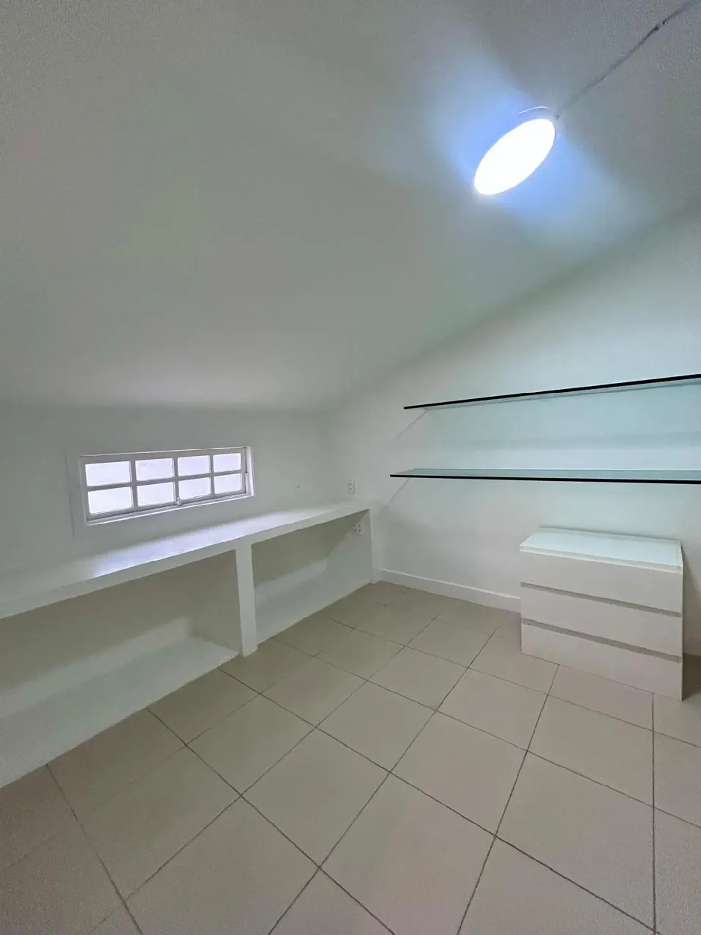 Bathtub in a 3-bedroom house, 334 m² — photo 16