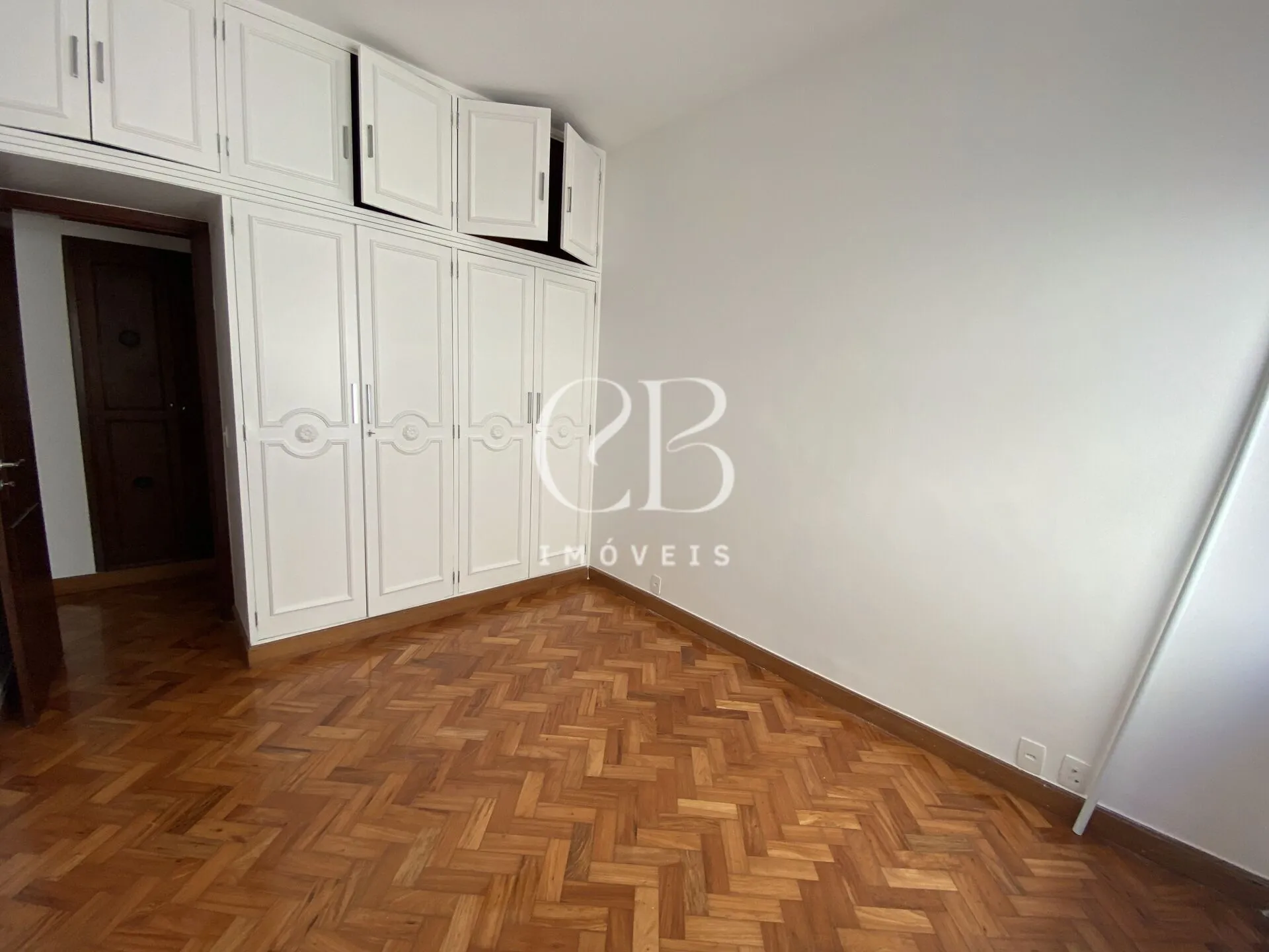 Apartment with 4 bedrooms and a glass-enclosed balcony — photo 34