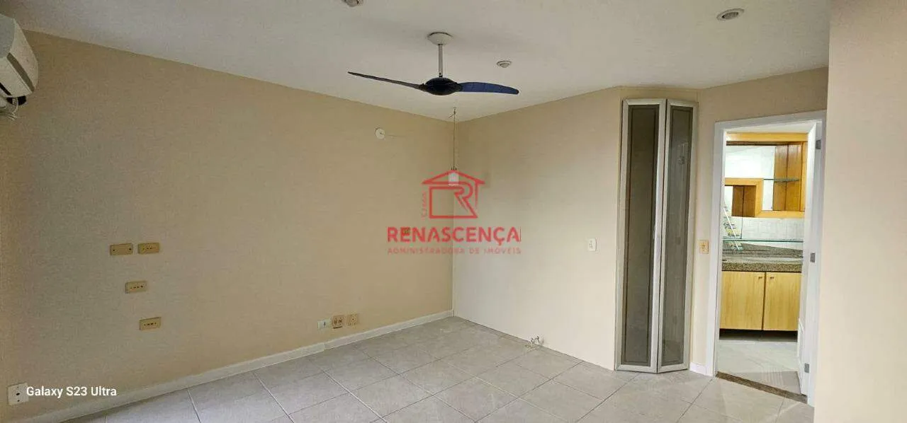 Apartment with 3 bedrooms and a balcony with floor-to-ceiling windows — photo 12