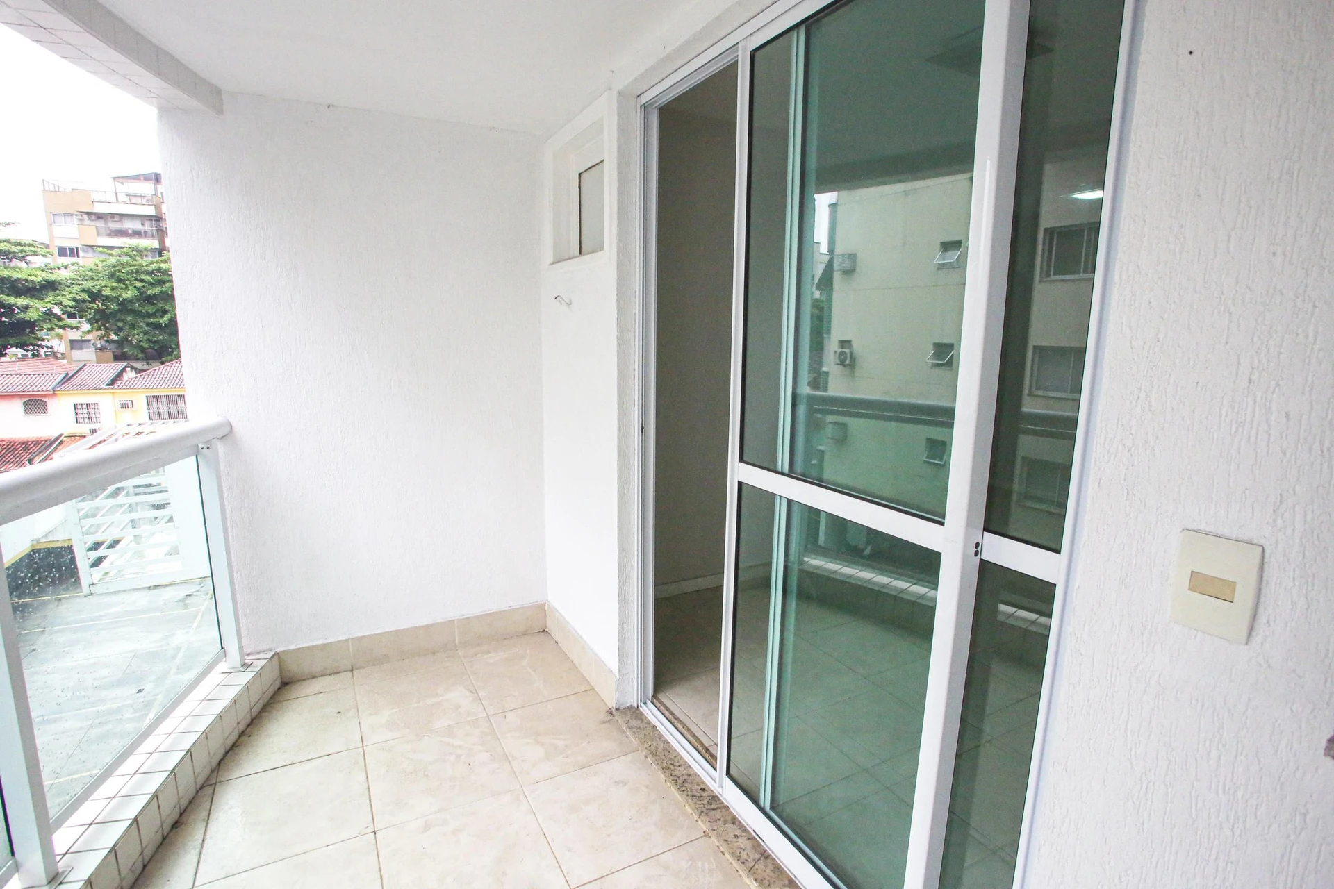 Balcony with a grill in a 2-bedroom apartment, 60 m²