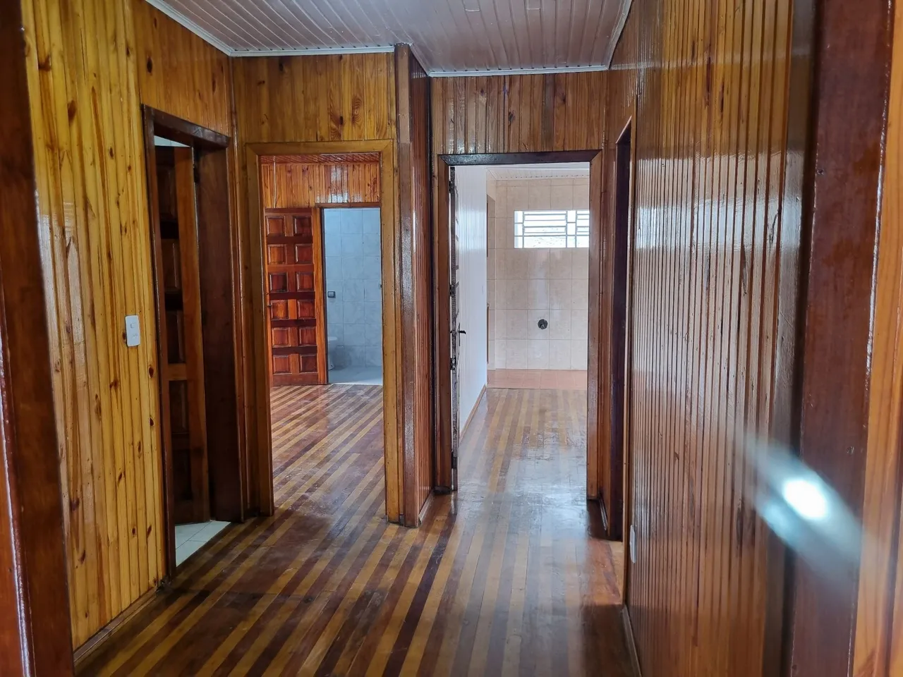 3-bedroom house with wood or laminate floors in Curitiba — photo 3