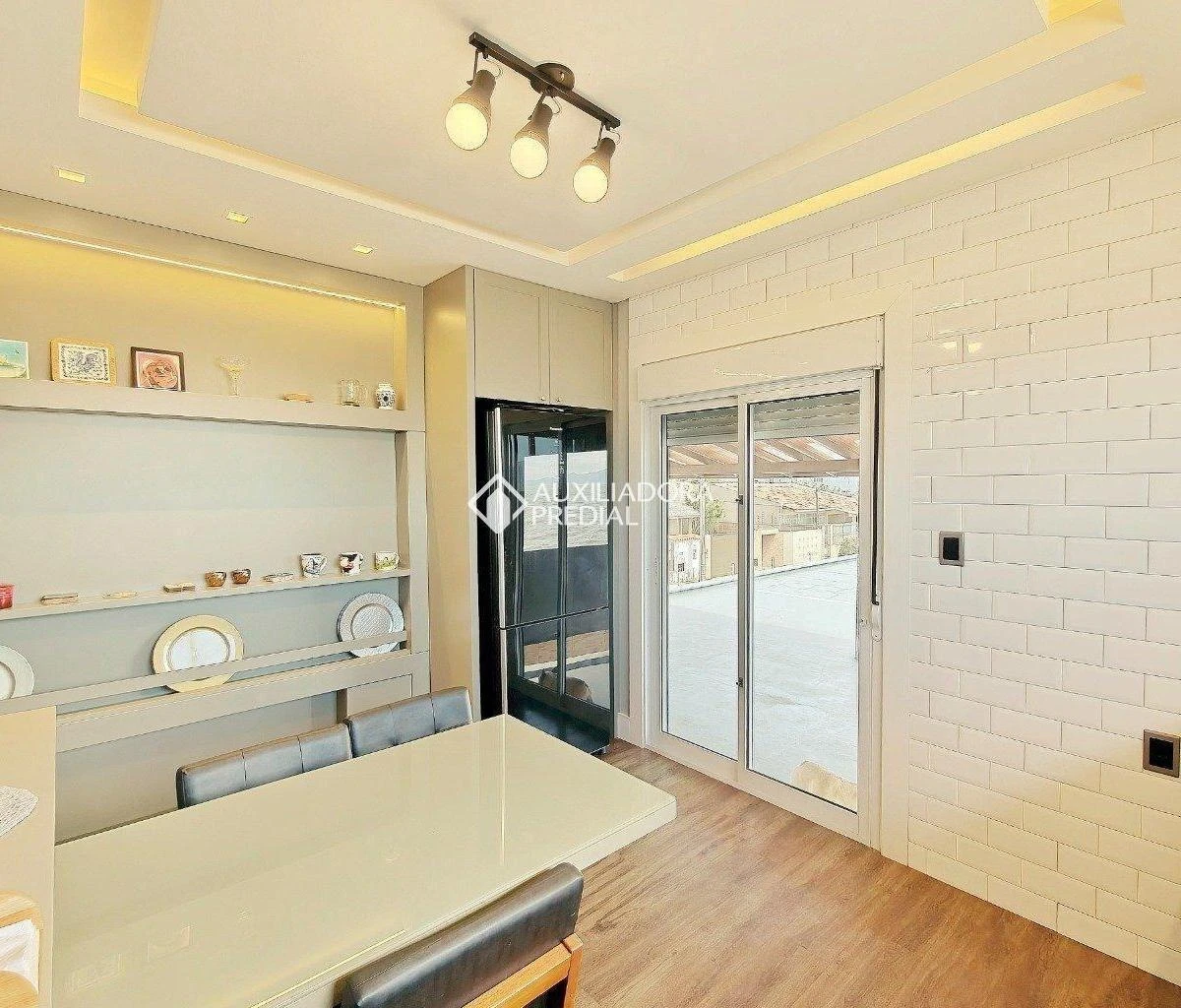 Water view in a 4-bedroom house, 320 m²