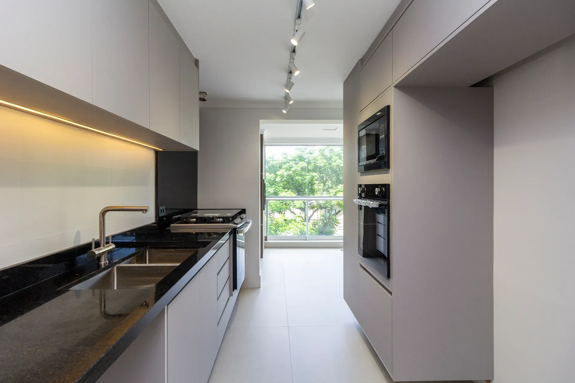 Unfurnished 4-bedroom apartment with 5 bathrooms — photo 18