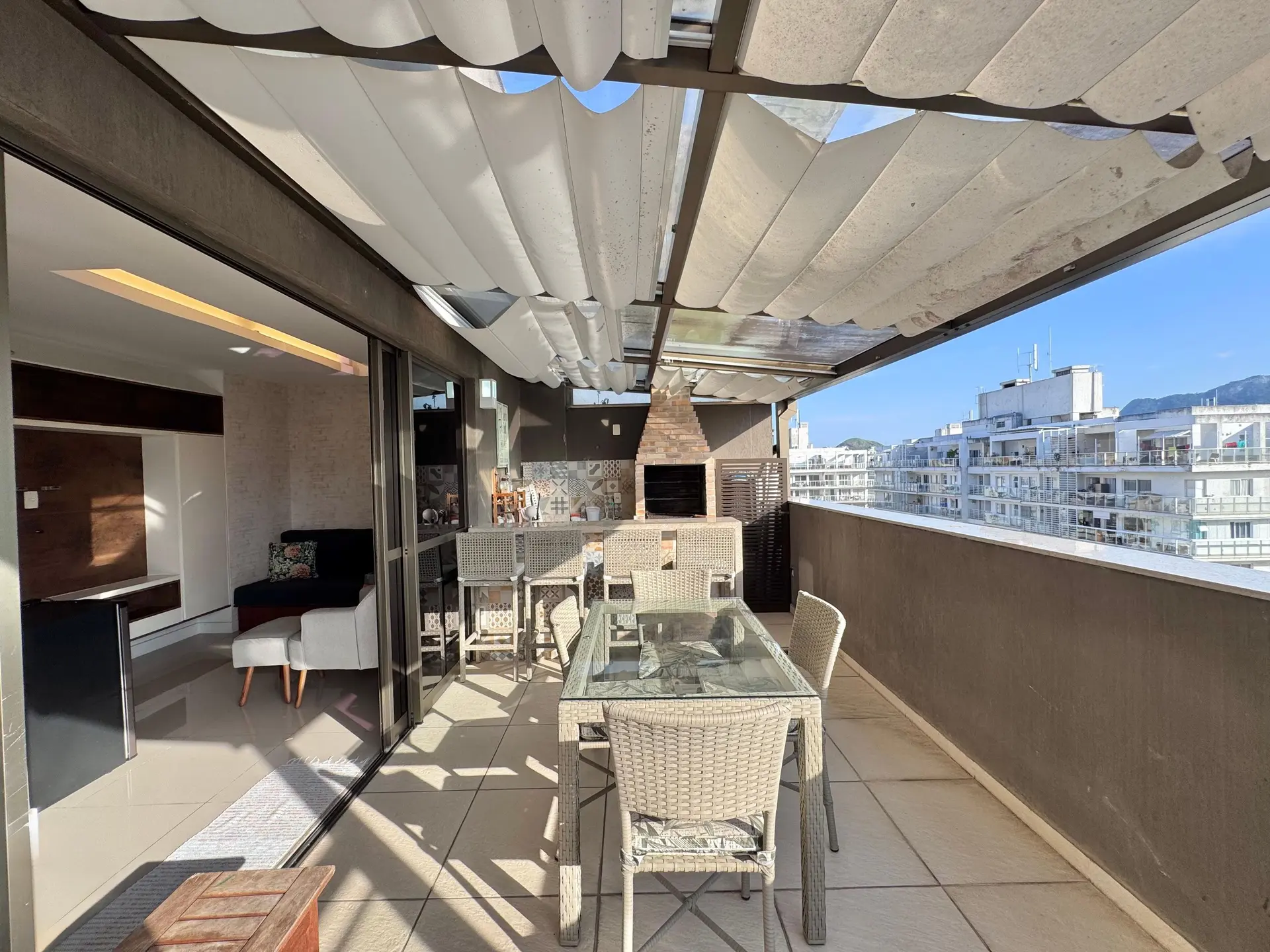 4-bedroom apartment with a glass-enclosed balcony — photo 90
