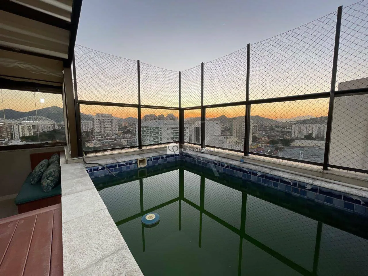 Balcony with a grill in a 3-bedroom apartment, 120 m² — photo 45