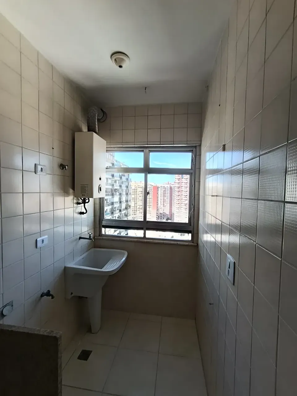 Unfurnished 2-bedroom apartment with a balcony — photo 11