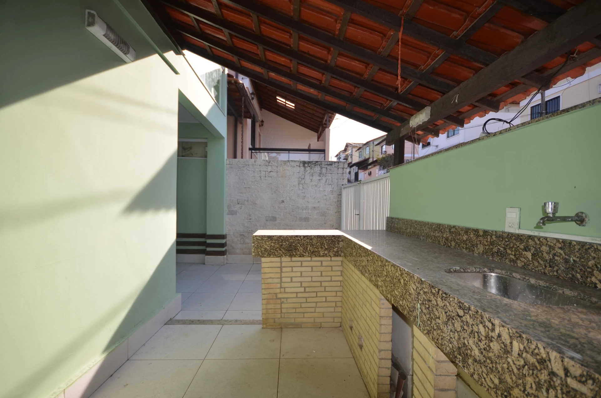 2-bedroom house with a bathtub in Rio de Janeiro — photo 18