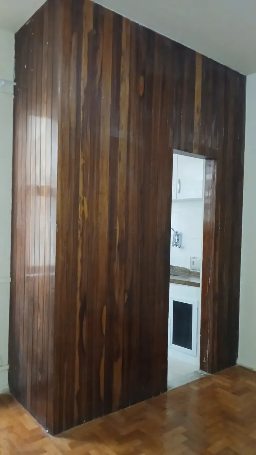 Walk-in closet in a one-bedroom apartment, 45 m² — photo 2